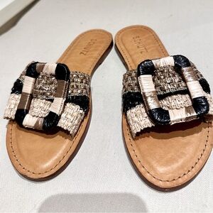 SCHUTZ Beige and Black Textured
Straw Buckle Flat Sandals Size 7.